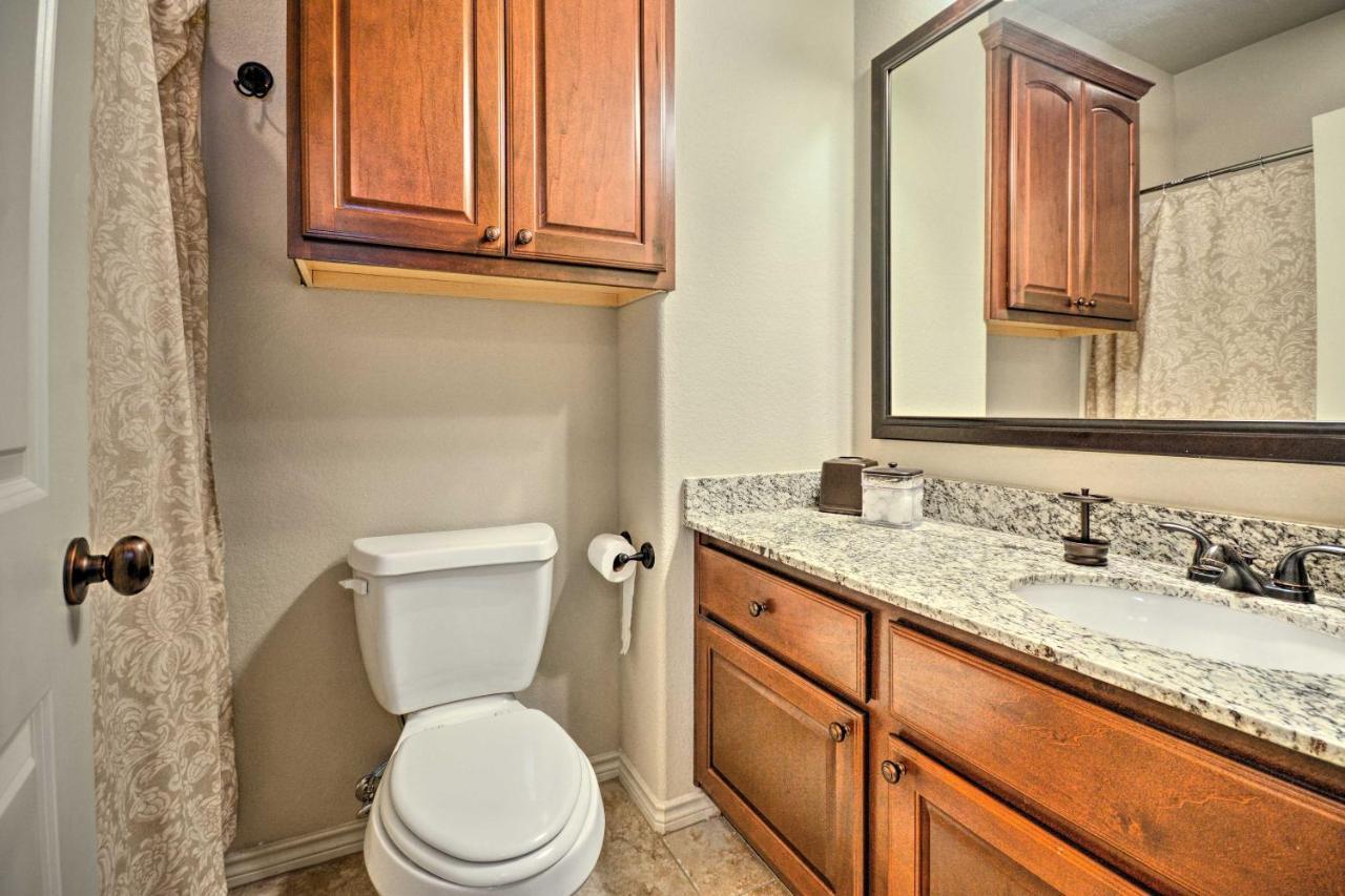 Вілла College Station Townhouse With Private Patio Екстер'єр фото